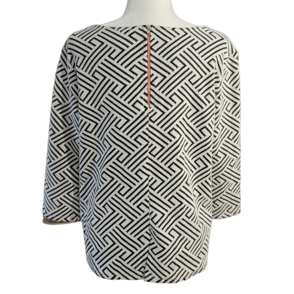 W5 gorgeous geometric stretch trapeze cut top - Picture 5 of 9